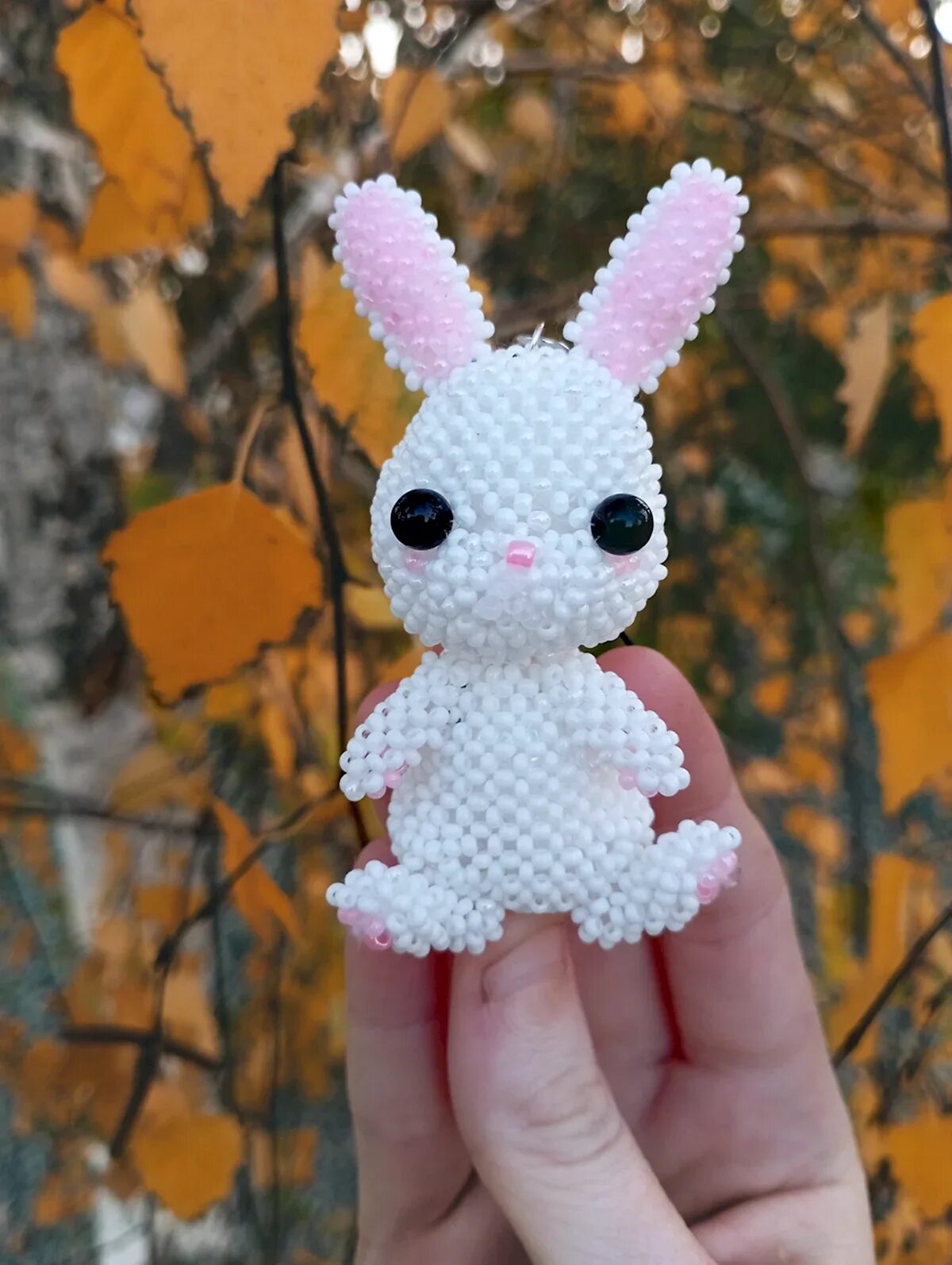 Маленькая игрушка из бисера. Заяц амигуруми бисером. Заяц из бисера. Объемный зайчик из бисера. Зайчик из бисера.