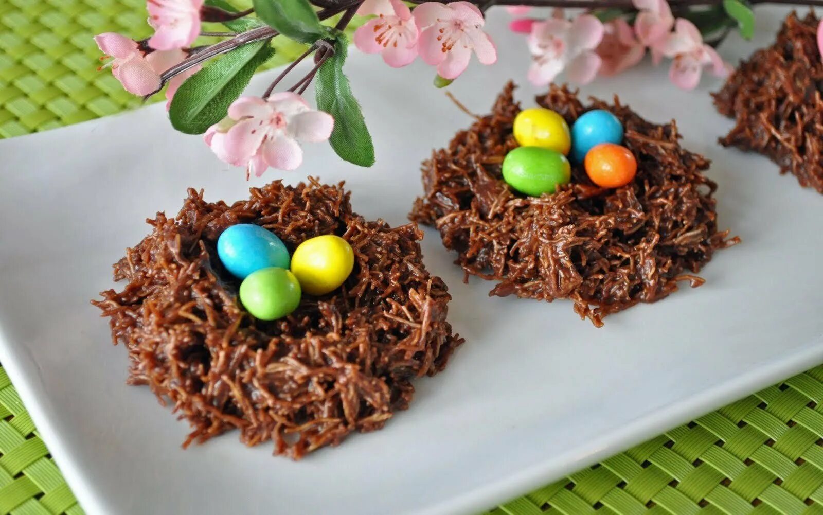 Шоколадные гнезда на Пасху. Гнезда на Пасху из шоколада. Пасхальные гнезда из шоколада.