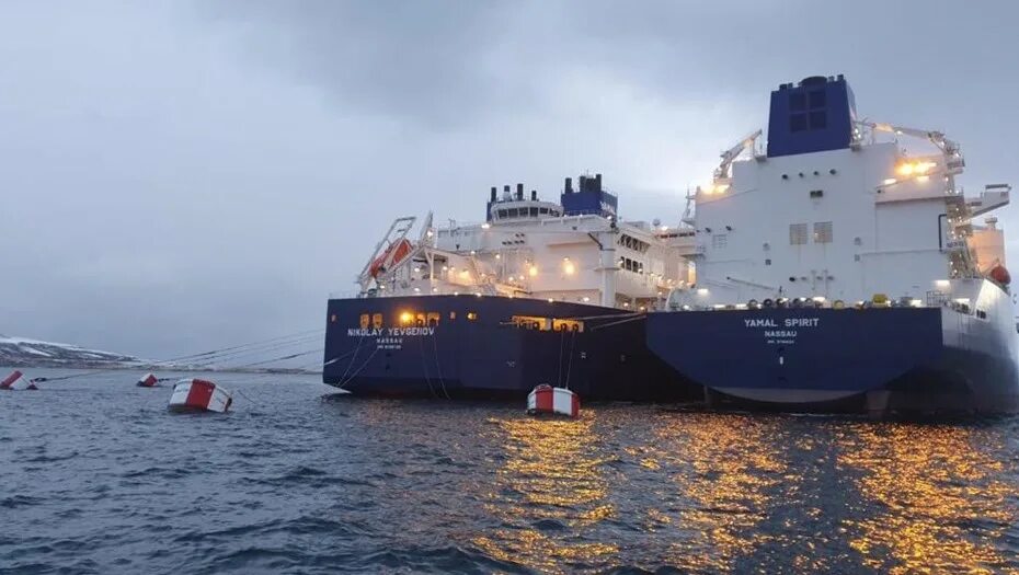 Бункеровка судна с бункеровщика. Перегрузка газа. Перегрузка газа. Нефтеналивной терминал приразломная. Бункеровка судна спг.
