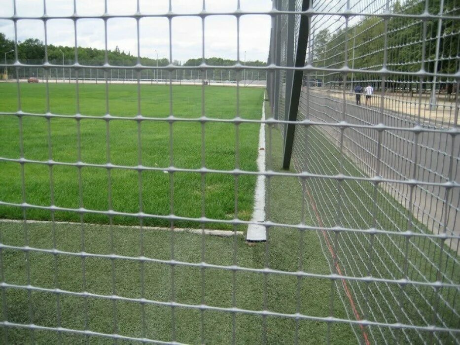 Забор из рабицы с маскировочной сеткой. Непрозрачная сетка для забора. Забор сетка рабица. Забор из рабицы с маскировочной сеткой. Бетбум дача сетка 2024.