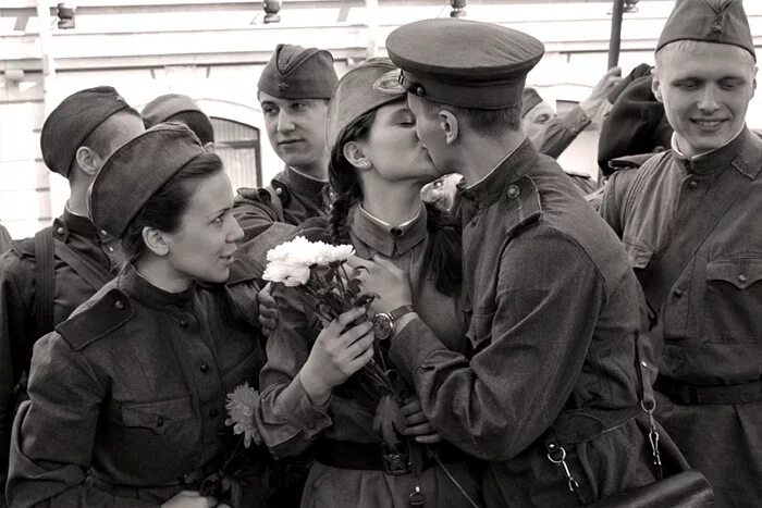 Проводы на войну. Встреча солдата. Девушка солдат. Солдат и девочка.