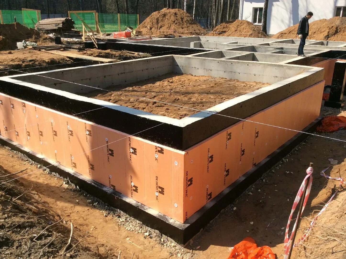 Мелкозаглубленный ленточный фундамент глубина. Схема утепление цоколя фундамента. Ленточный фундамент глубокого заложения. Ленточный фундамент. Мелкозаглубленный утепленный ленточный фундамент.