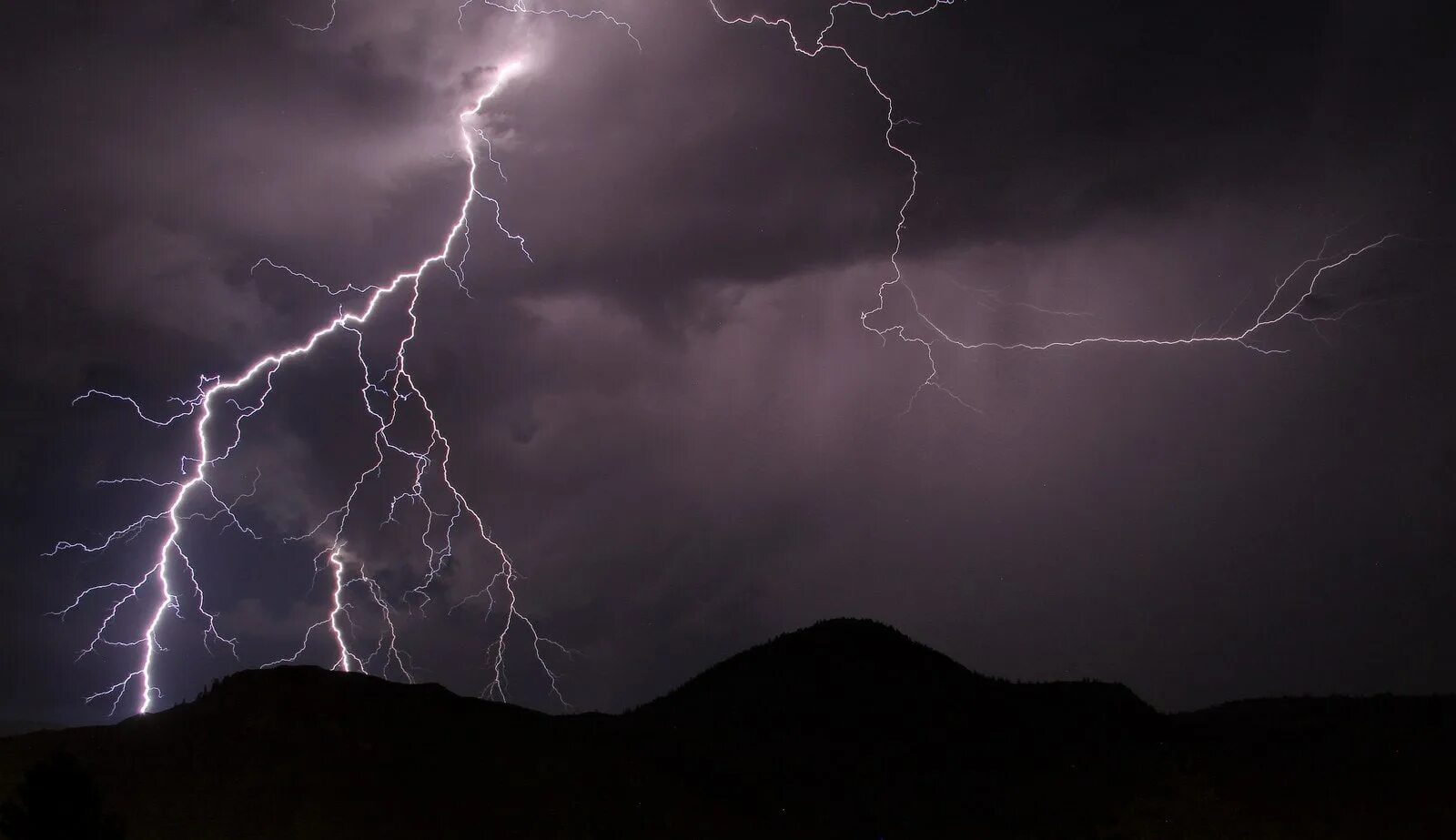 Раздираемое молниями небо дрожало. Гром и молния. Гроза молния. Thunder flash. Thunder flash.