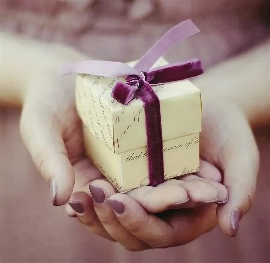 Give birthday presents to little boys. Новогодние подарки для детей. Подарок малышу. Подарок для девочки. Подарки для детей.