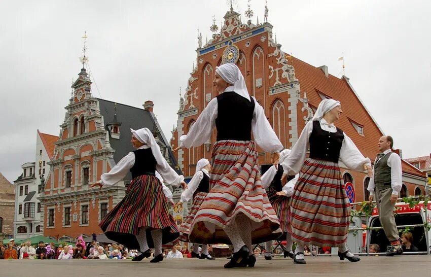 взрослый человек. танцевальный вечер для пожилых людей. танцы для пенсионеров бесплатно. здоровая пожилая женщина. танцоры в возрасте.
