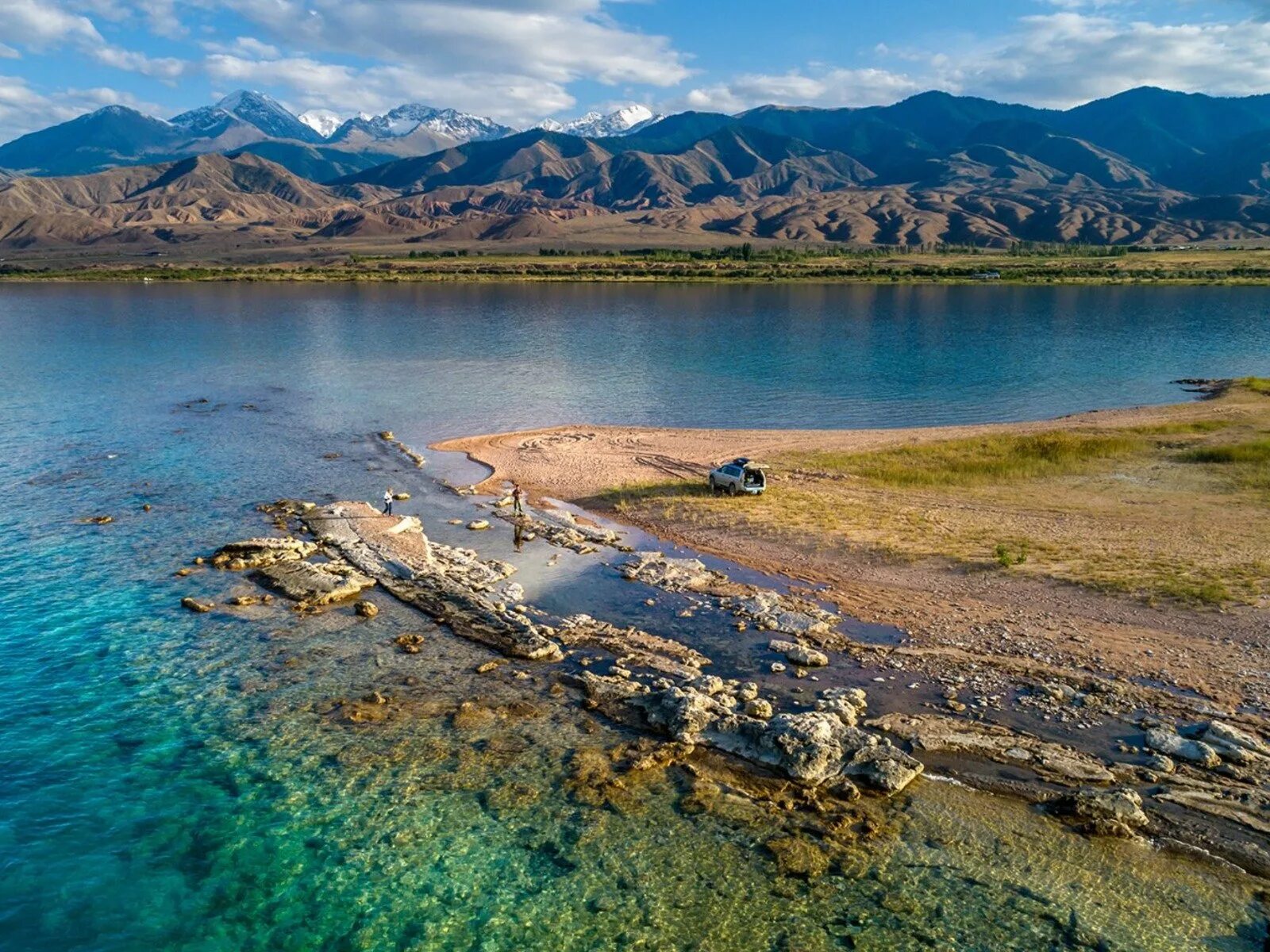 Берегу озера иссык куль. Иссык-Куль Киргизия. Оз Иссык-Куль Киргизия. Киргизия озеро Исыккуль. Исилькуль озеро Киргизия.
