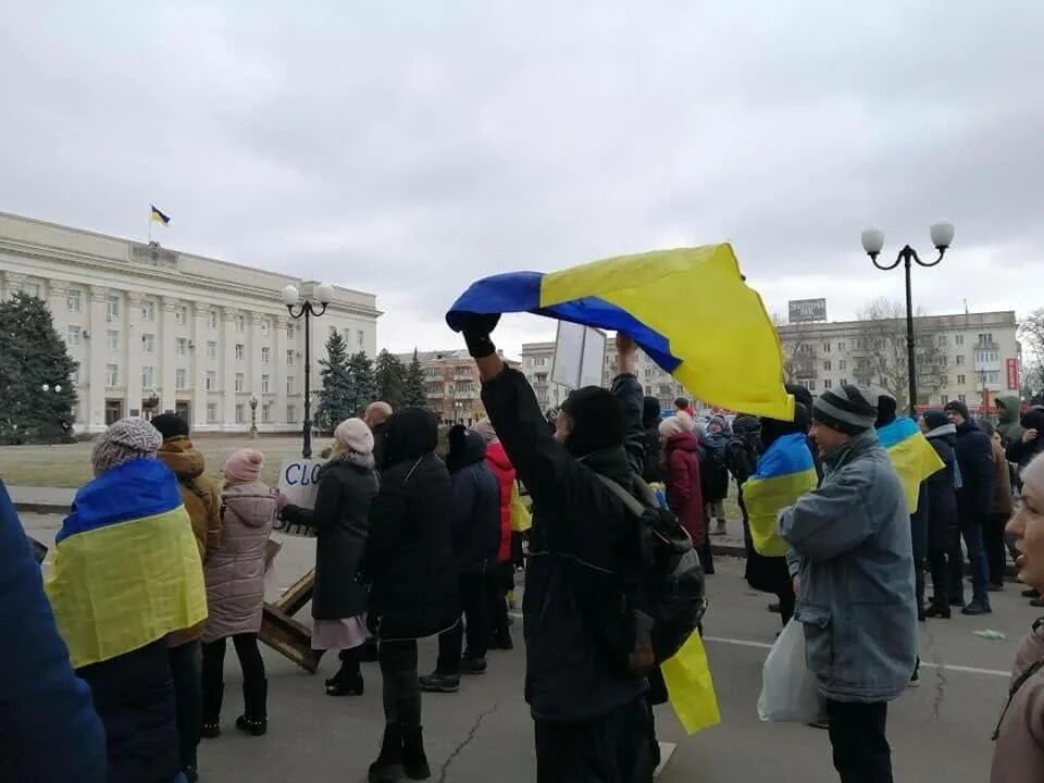 митинги в украине 2014. евромайдан на украине. херсон люди. херсон народ. очередь за российскими паспортами в херсоне.