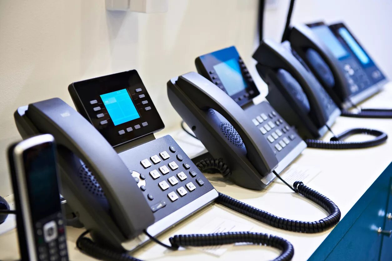 Телефония для чайников. IP-телефония интернет-телефония. IP Phone 2000. Офисный телефон. Оборудование для IP телефонии.