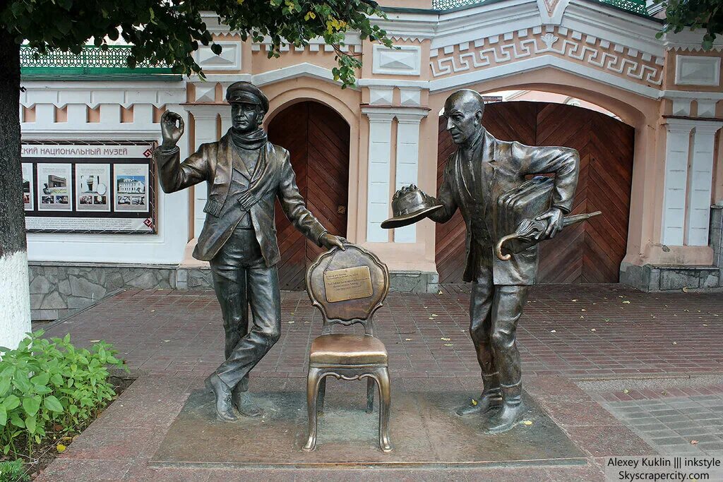памятник 12 стульев в чебоксарах. памятник остапу бендеру и кисе воробьянинову. памятник кисе воробьянинову в чебоксарах. памятник остапу бендеру и кисе воробьянинову в чебоксарах. остап бендер и киса воробьянинов чебоксары.