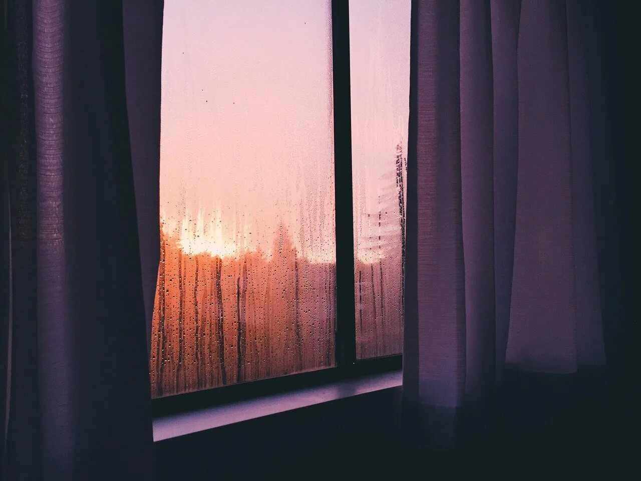 Красивый вид из окна. Комната с красивым видом. Комната с окном. Закат в комнате. Комната с окном.