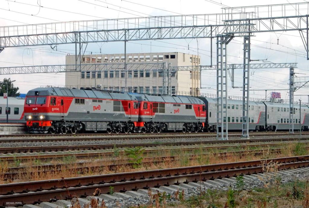 Поезд тверь анапа. Тэп70бс с двухэтажными вагонами. тэп70бс крым. тэп70бс анапа. тэп70бс с двухэтажным поездом.
