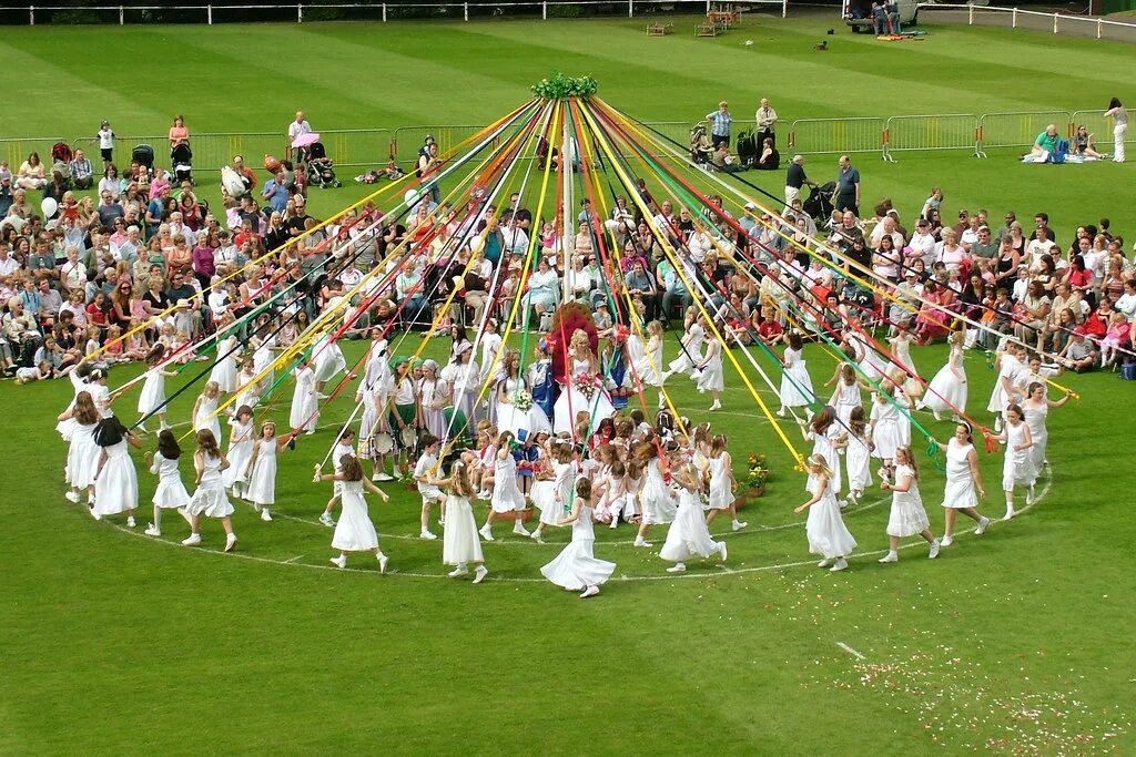 1 6 мая праздник. Праздник Maypole в Великобритании. Мэй Дэй праздник в Англии. Celebration Maypole. Первомай (May Day) в Великобритании.