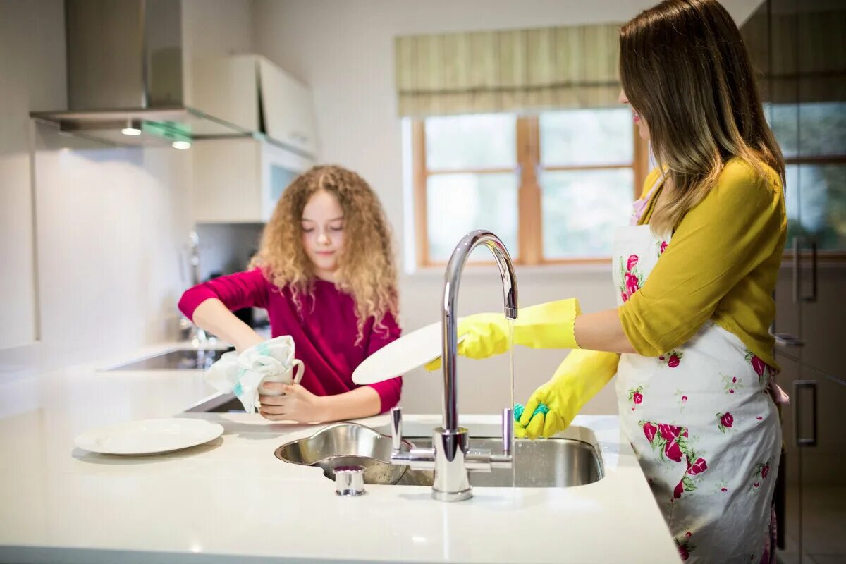 Мытье посуды. Девочка помогает по дому. Женщина по дому. Мама моет посуду. Домашнее подросток маме