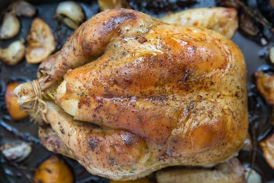 Рецепт курицы гриль в духовке. Жареный цыпленок в духовке. Курица фаршированная салом. Курица без хребта в духовке. Курица плашмя в духовке.