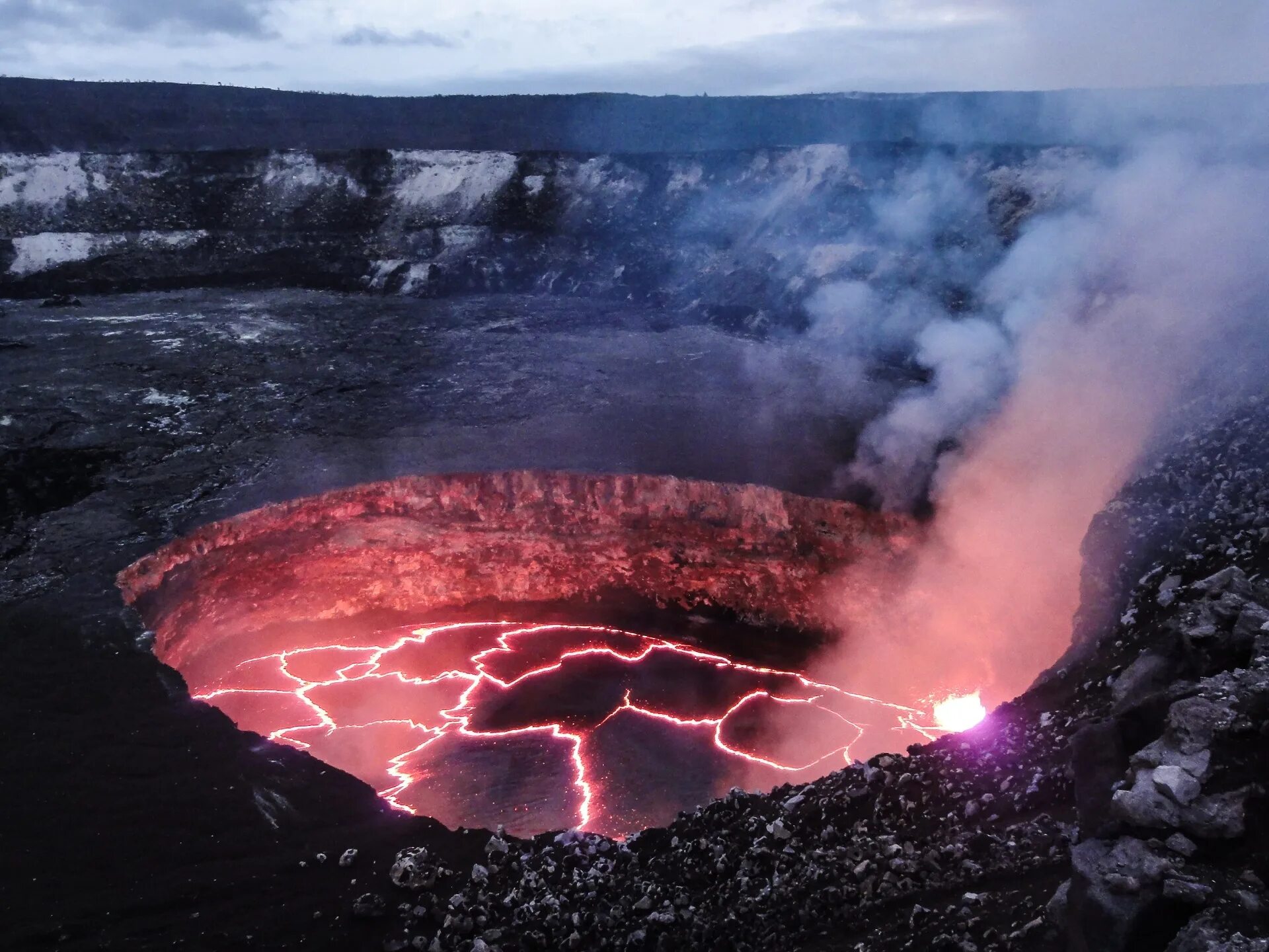 Вулканы в америке название. Вулканы жерло кратер лава. Кратер вулкана Йеллоустоун. Вулкан Йеллоустоун извержение. Вулкан Ньирагонго.