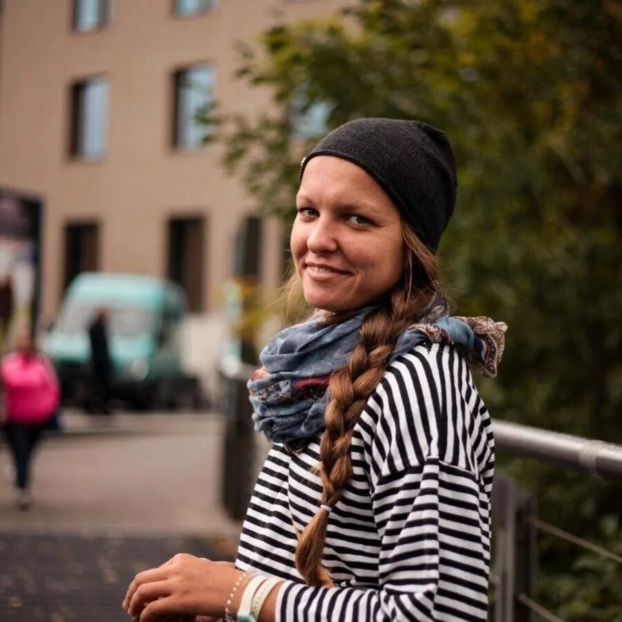 Michaella majewski. В москве мало девушек. Московские девушки. Девушка с билетами у жд вокзала. В москве мало девушек.