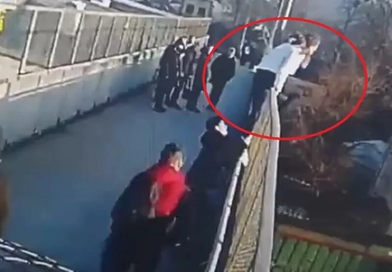 Массовое самоубийство. Девушку спасли от суицида. Пешеходный мост. Девушка спрыгнула с моста. Девушку спасли от суицида.
