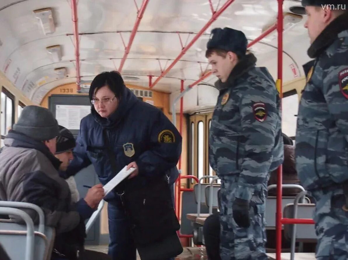 Штраф за проезд в автобусе москва. Контролеры московского транспорта. контролеры гку штрафуют. контроллер организатор перевозок. рейды гку “организатор перевозок”.