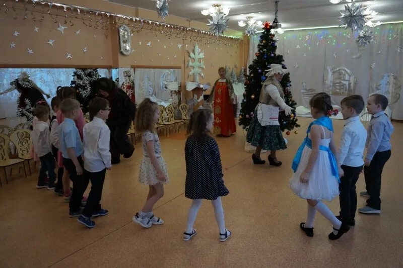 Дети из детсада. Игры на коляду в детском саду. Игры на коляду в детском саду. Игры на коляду в детском саду. Праздник коляда в детском саду.