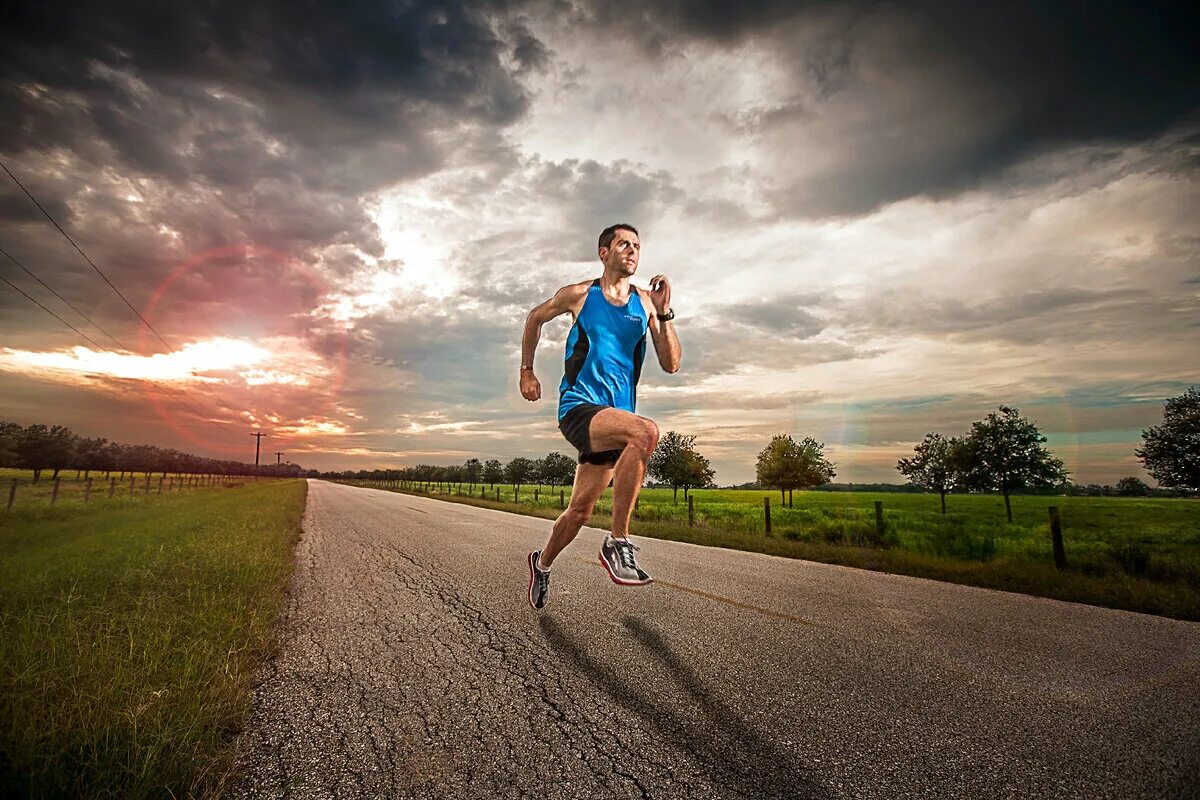 Jog future. Бегущий человек. Спортсмен бежит. Мужчина бежит. Спорт бег.