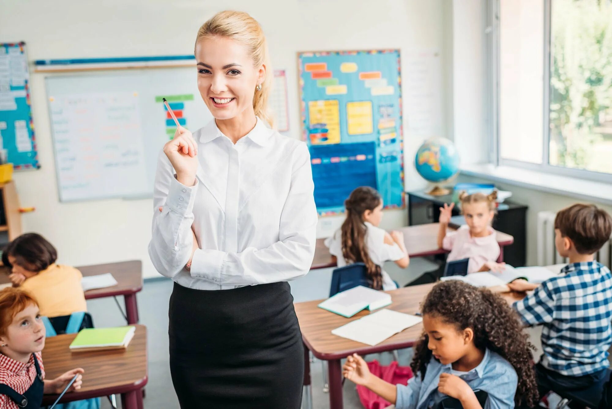 A teacher. Учитель начальных классов. Педагог начальных классов. Молодой учитель. Учитель начальных классов с учениками.