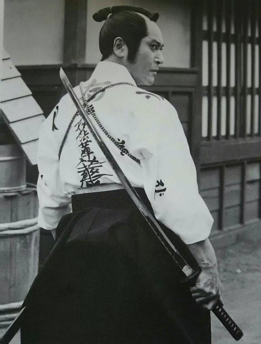 Современный японский самурай. Японец 19 века самурай. Самурай побритый. Доспехи самурая 19 век япония. Дайдодзи юдзан портрет.