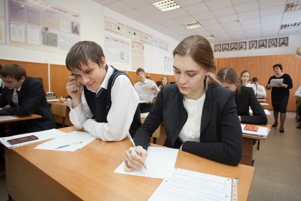 Экзамены 9 класс россия. Школьники на ЕГЭ. ОГЭ школьники. Экзамен ученики сдают ОГЭ. Аттестация школьников.