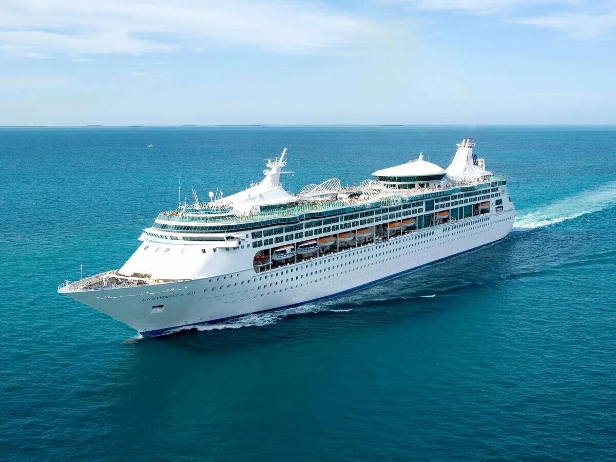 Круиз royal caribbean. Круизный лайнер карибское море. rhapsody of the seas лайнер. круизный лайнер роял карибиан. sea layner caribbean лайнер.
