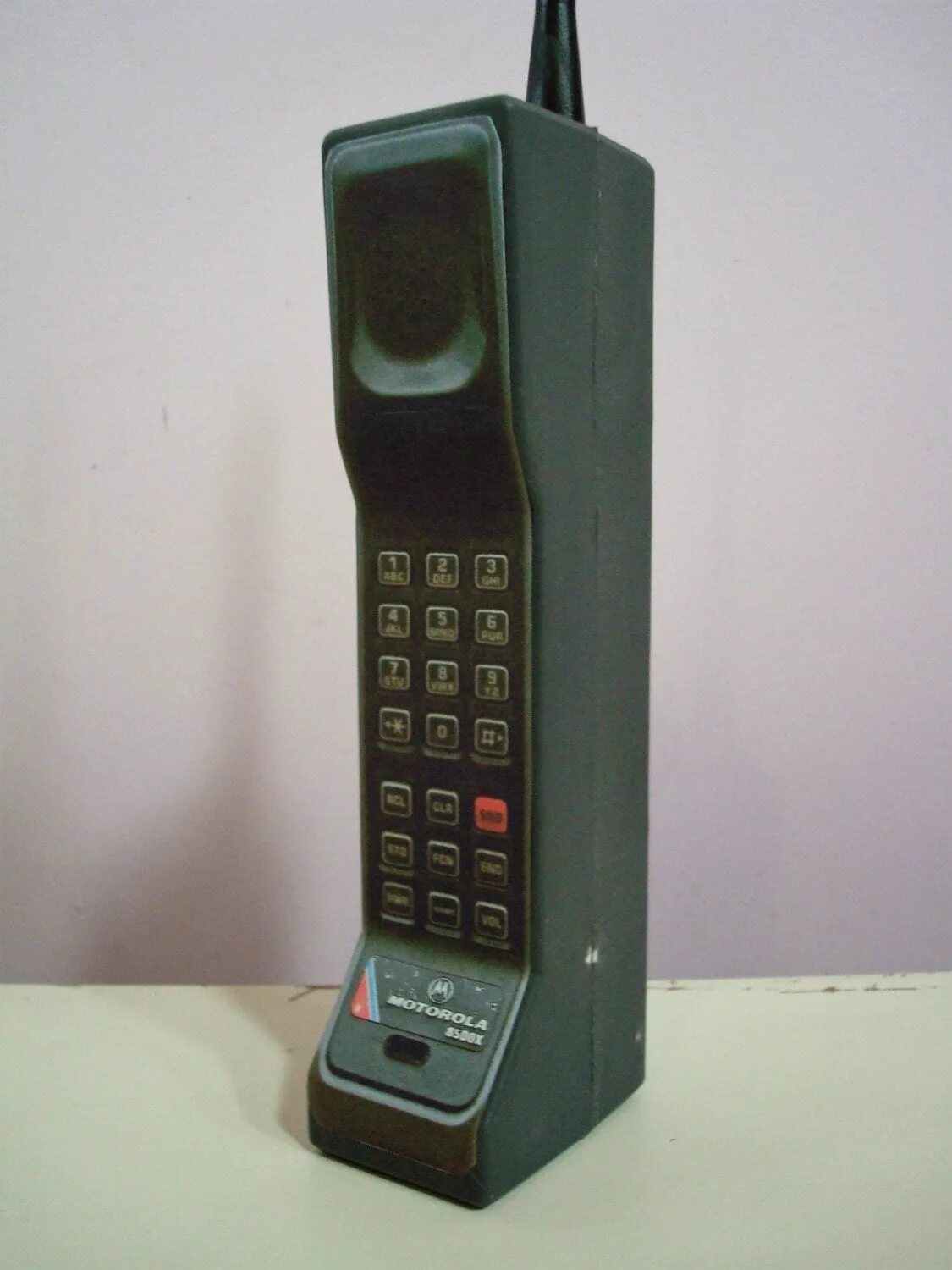 Карат телефон. Motorola кирпич с антенной. Motorola телефоны 1980. Сотовый телефон кирпич. Сотовый телефон Моторола кирпич.