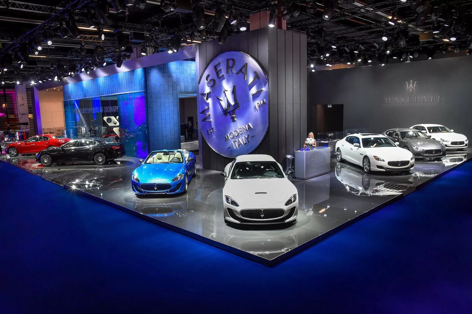 Как называется выставка автомобилей. Выставка автомобилей. автовыставка автомобиль. выставка современных машин. машина с выставки современных автомобилей.