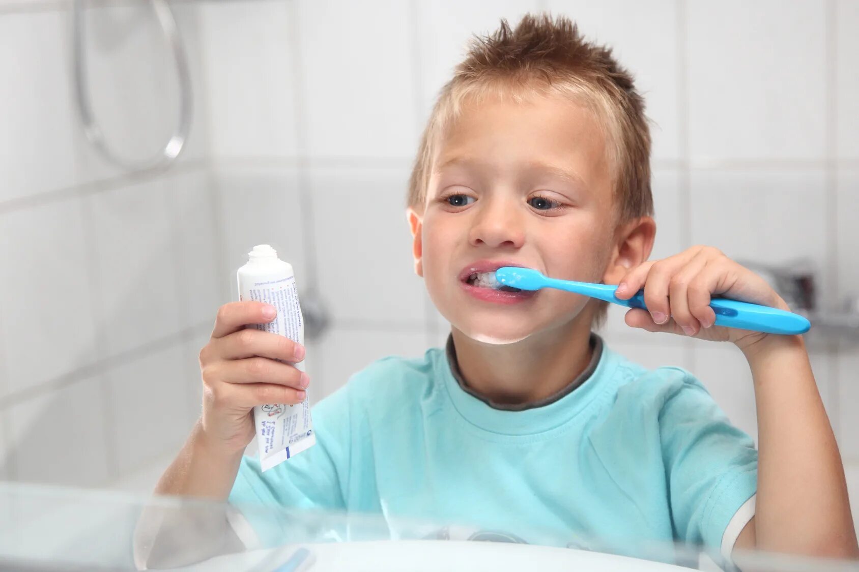 Чистим зубы!. Зубная щетка для детей. Гигиена полости рта для детей. Можно ли чистить зубы ребенку