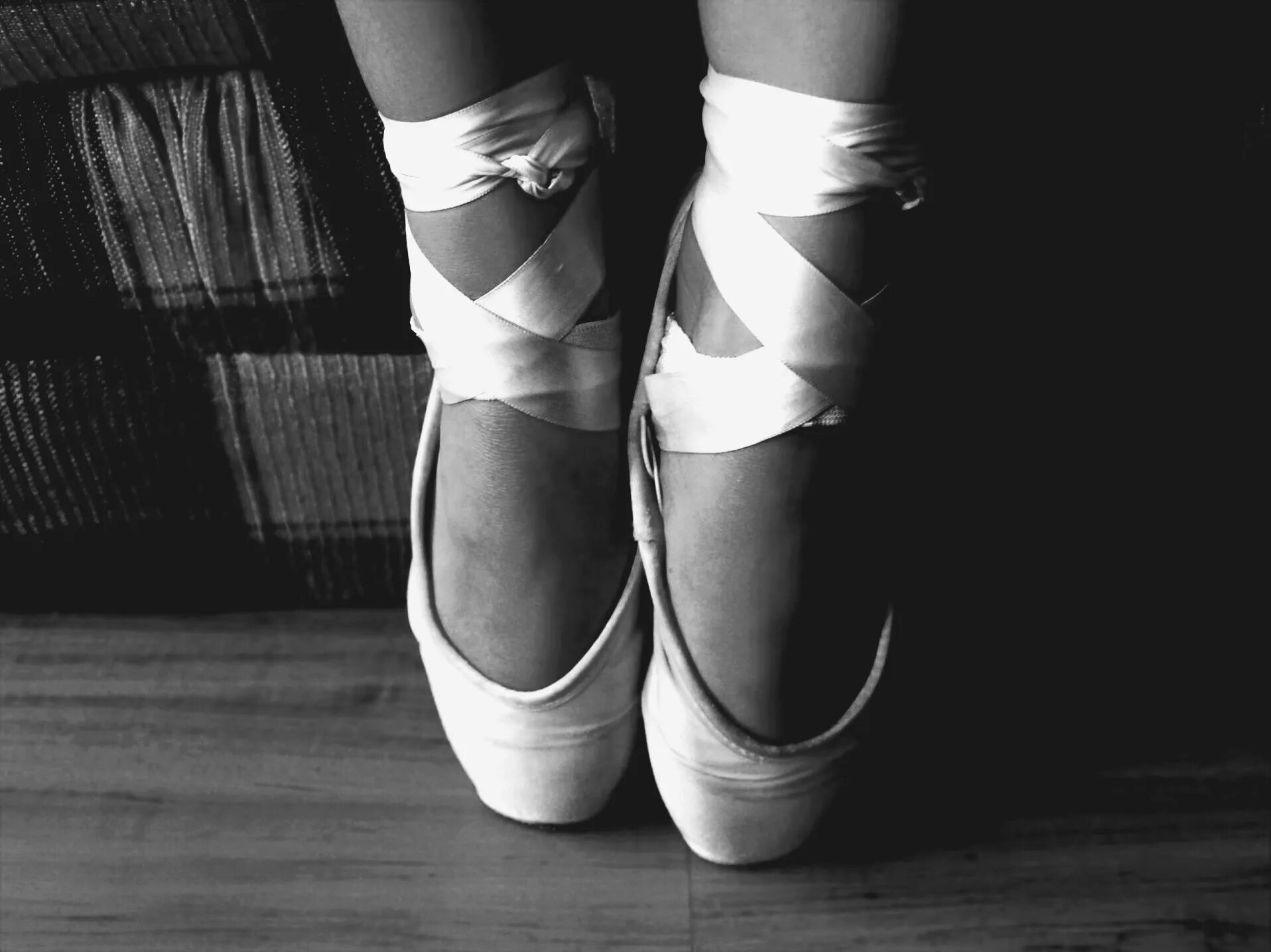 Ballet Shoes. Обои на рабочий стол балет. Балет Flat чб. Эстетичные обои на ноутбук балет. Ballet flat