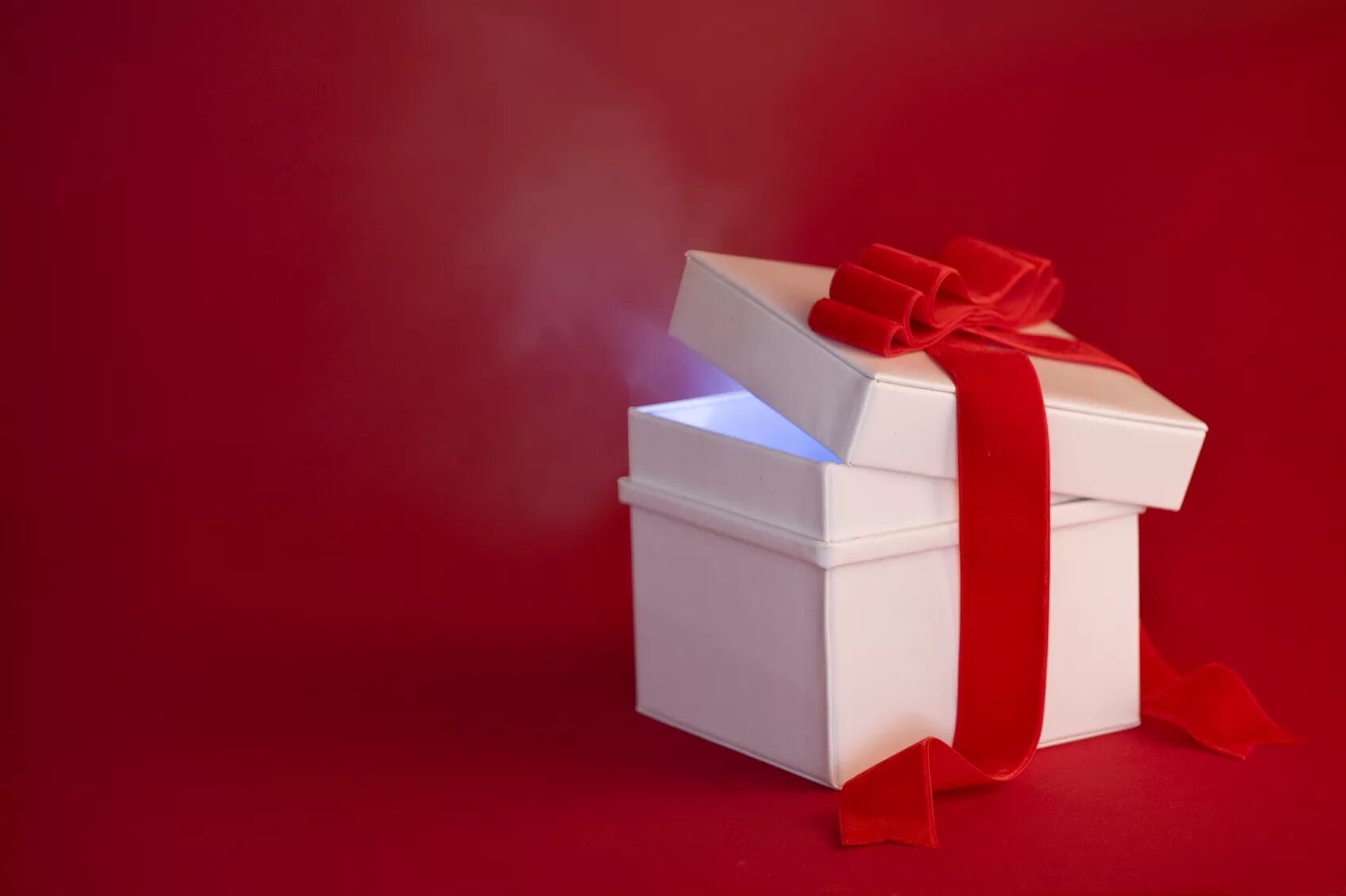 дарим подарки. коробочка для подарка. подарок сюрприз. как открывать 2 подарка. подарок в руках.