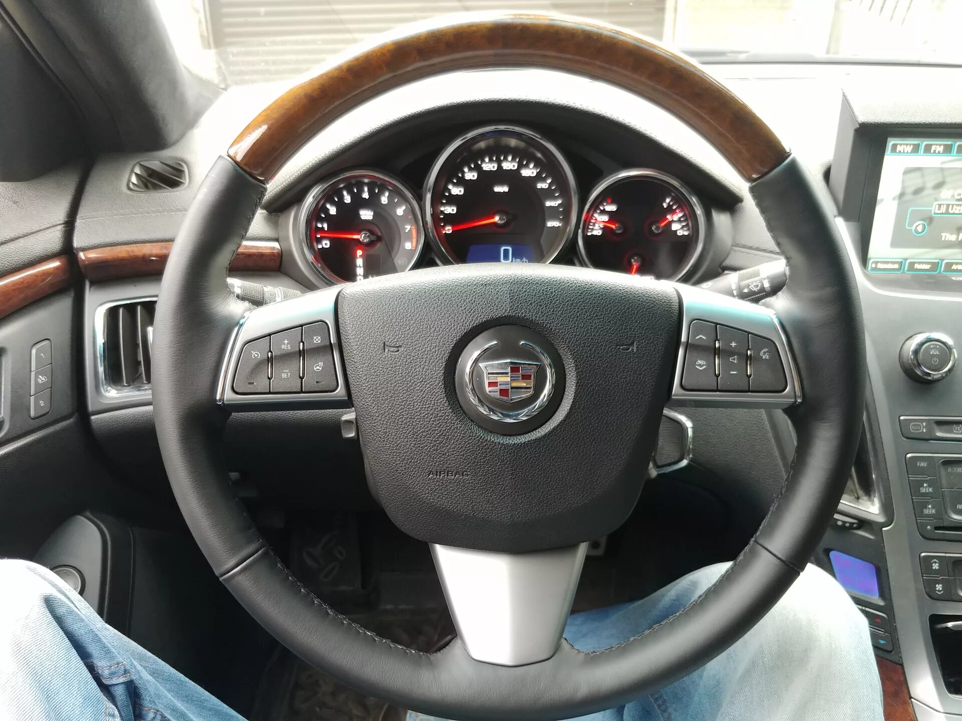 Накинул рестайловый руль - Cadillac SRX (2G), 3 л, 2011 года стайлинг DRIVE2