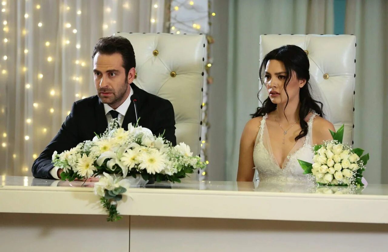 Турецкий сериал черная любовь зейнеп. Машина эмира из сериала черная любовь. Кемаль нихан эмир. Черная любовь нихан и эмир первая ночь. Нихан кемаль асу эмир.