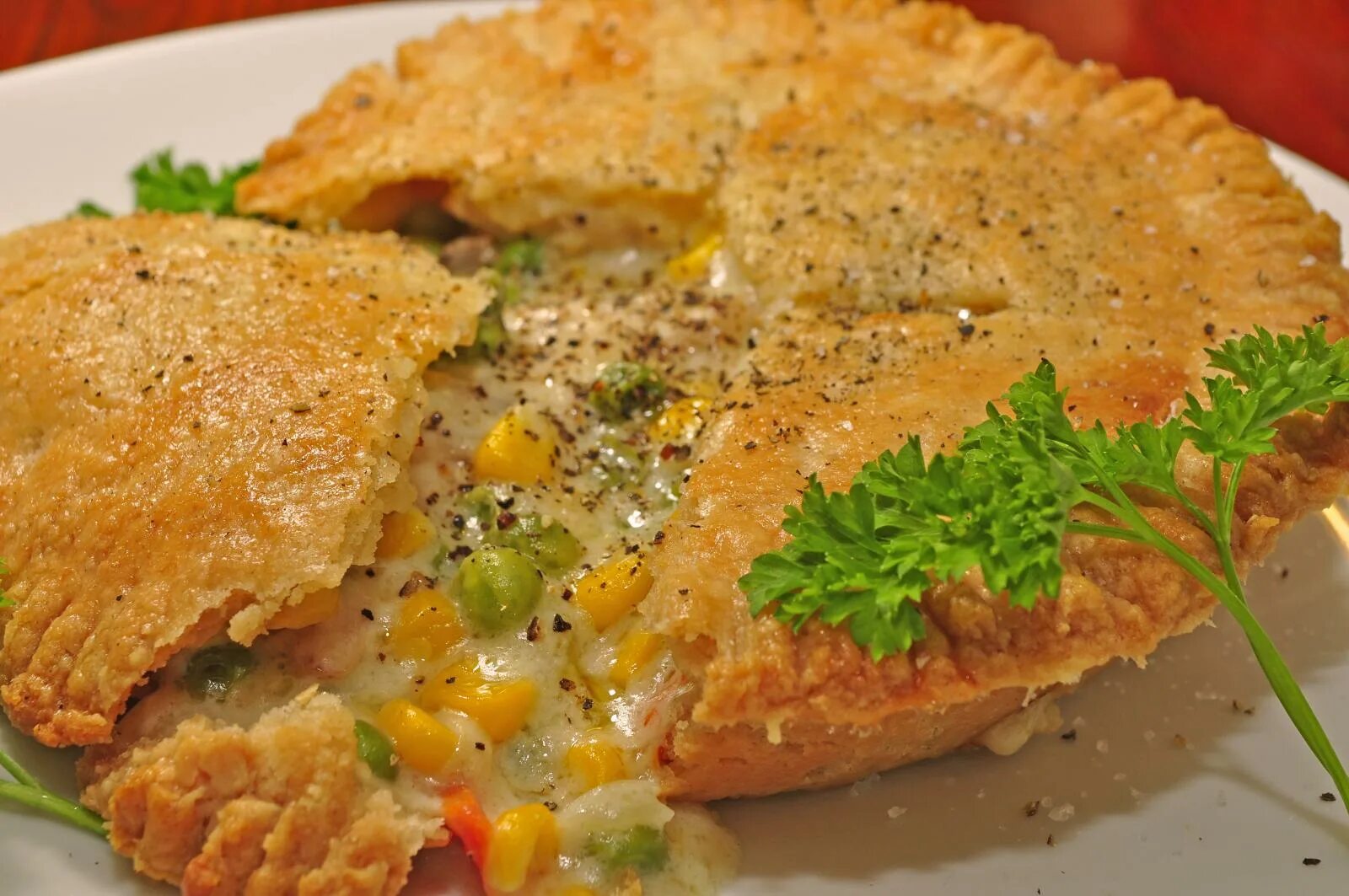 Пай с курицей. Пирог Pot pie. Пирог с куриными ножками. С чем сочетается курица.