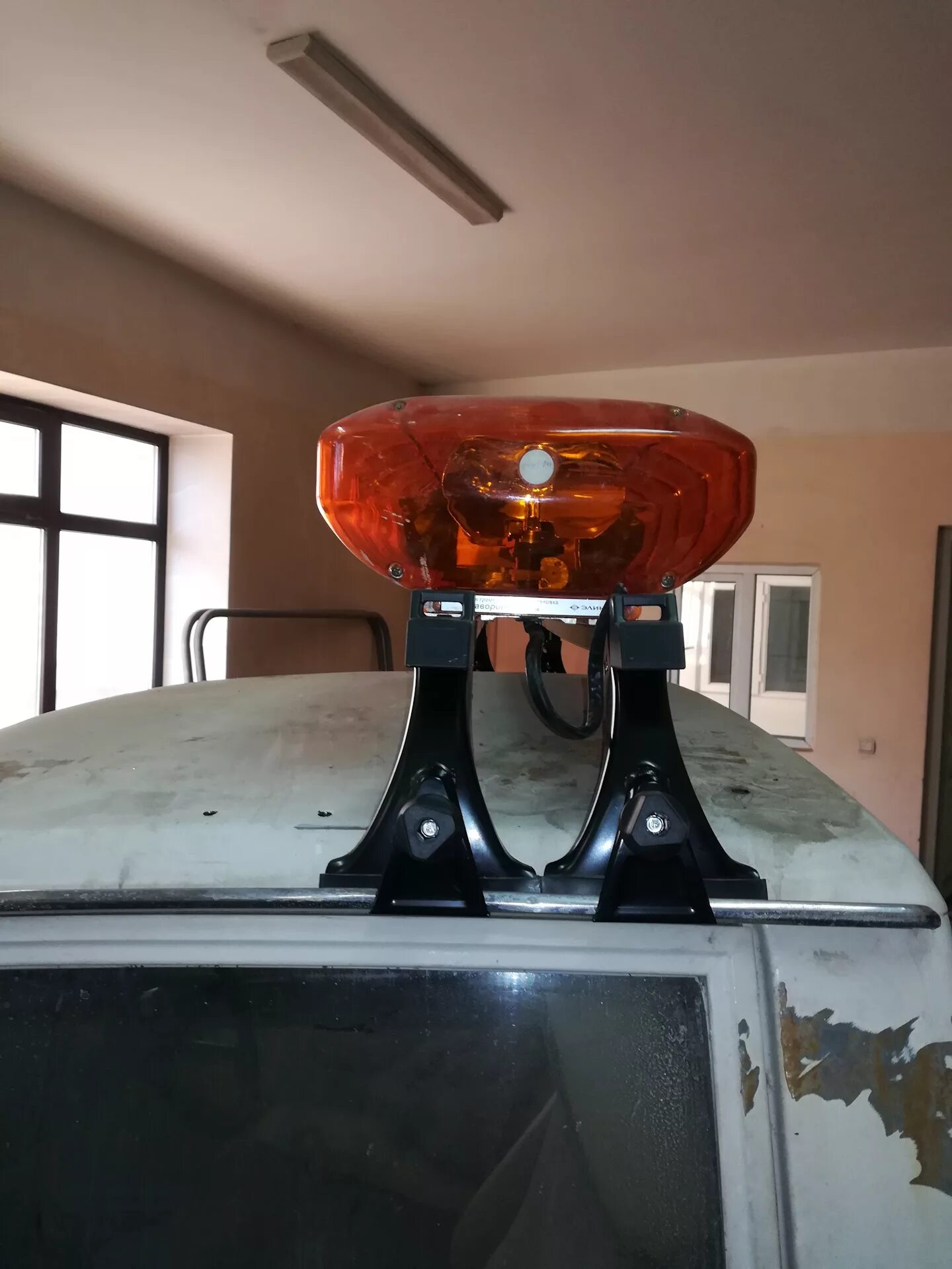 Газель с мигалкой. Газ-27057 газель дпс. Мигалка на газель. Автоэвакуатор с проблесковым маячком. Кронштейн мигалки газель некст.