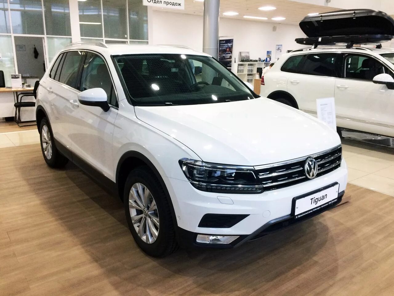 Сколько стоит volkswagen tiguan. Фольксваген Тигуан 2020 комплектации. Фольксваген Тигуан новый. Фольксваген Тигуан 2019. Volkswagen Tiguan комплектации.