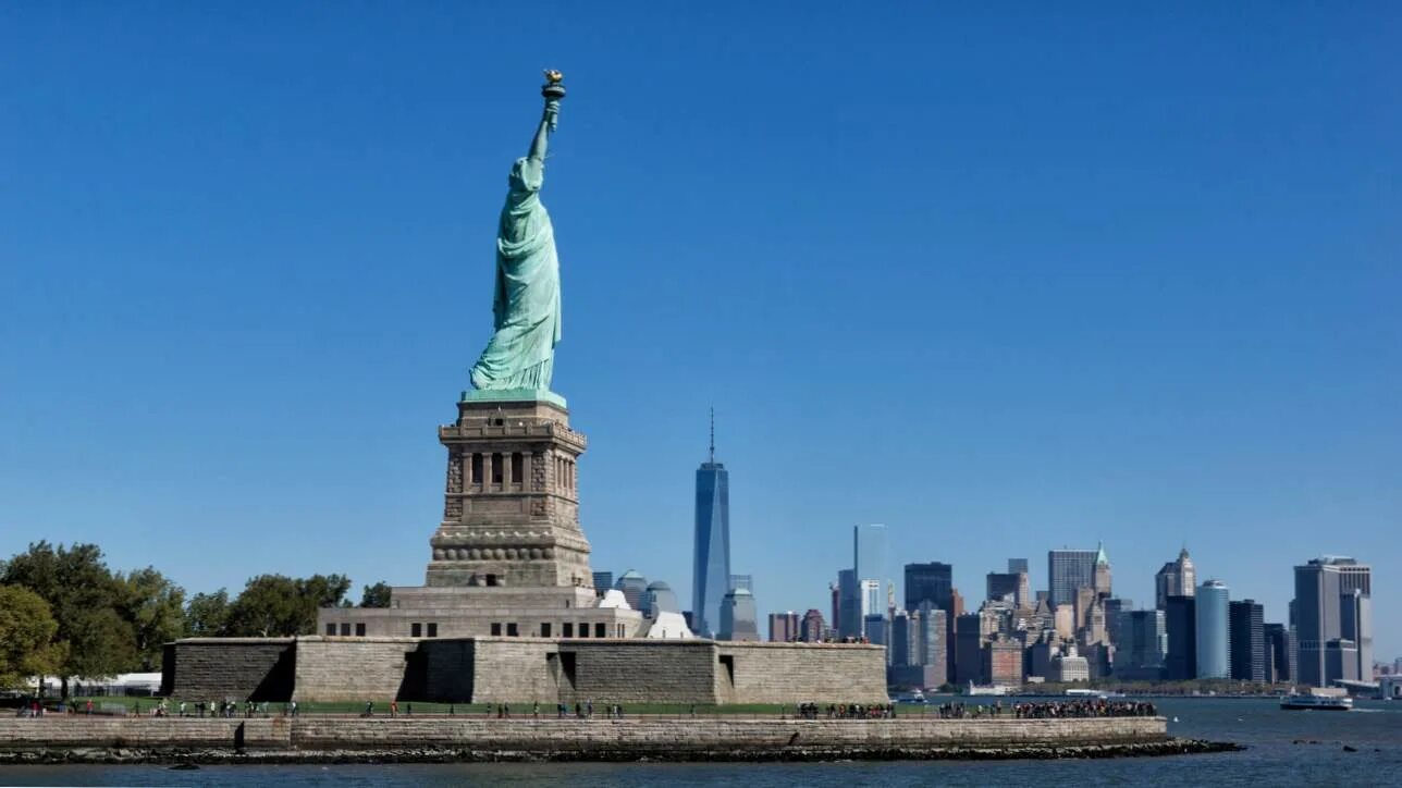 Чем известна страна сша. New York Statue of Liberty. Музей статуи свободы в Нью-Йорке. Самые знаменитые места в США. Статуя свободы панорама.