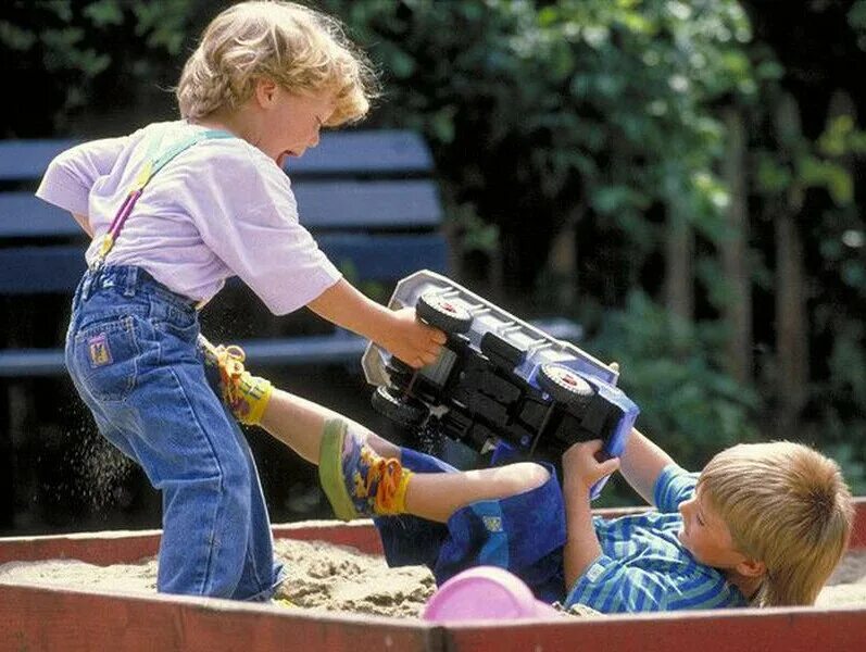 Игрушки для детей. Ребенок тянет руки к маме. В детском саду драка малышей. Эмоции для детей. Ребенок кусает игрушку.