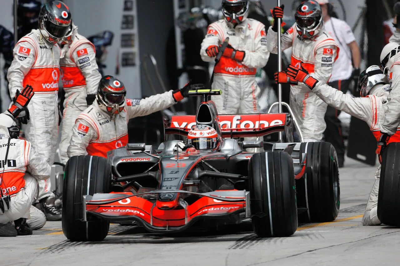 Команда формулы 1 8. Макларен 2008 формула 1. F1 Pitstop MCLAREN. Пит стоп формула 1 Макларен. Макларен (автогоночная команда).