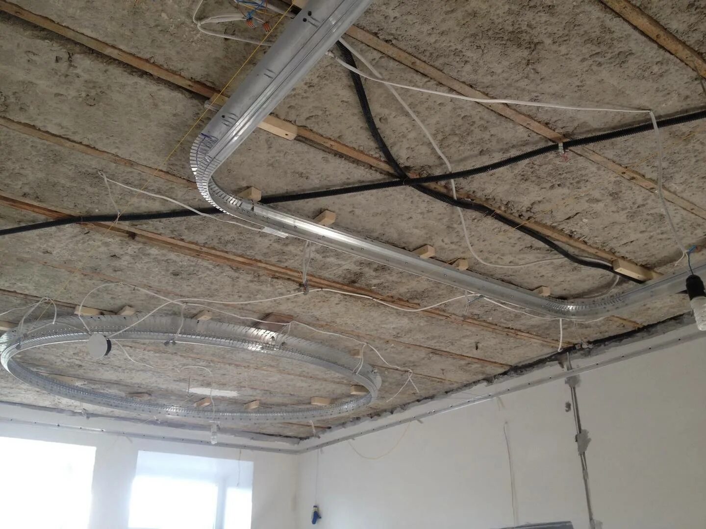 Электропроводка по потолку. Прокладка кабеля по потолку. Монтаж электрики по потолку. Потолочная разводка электрики.