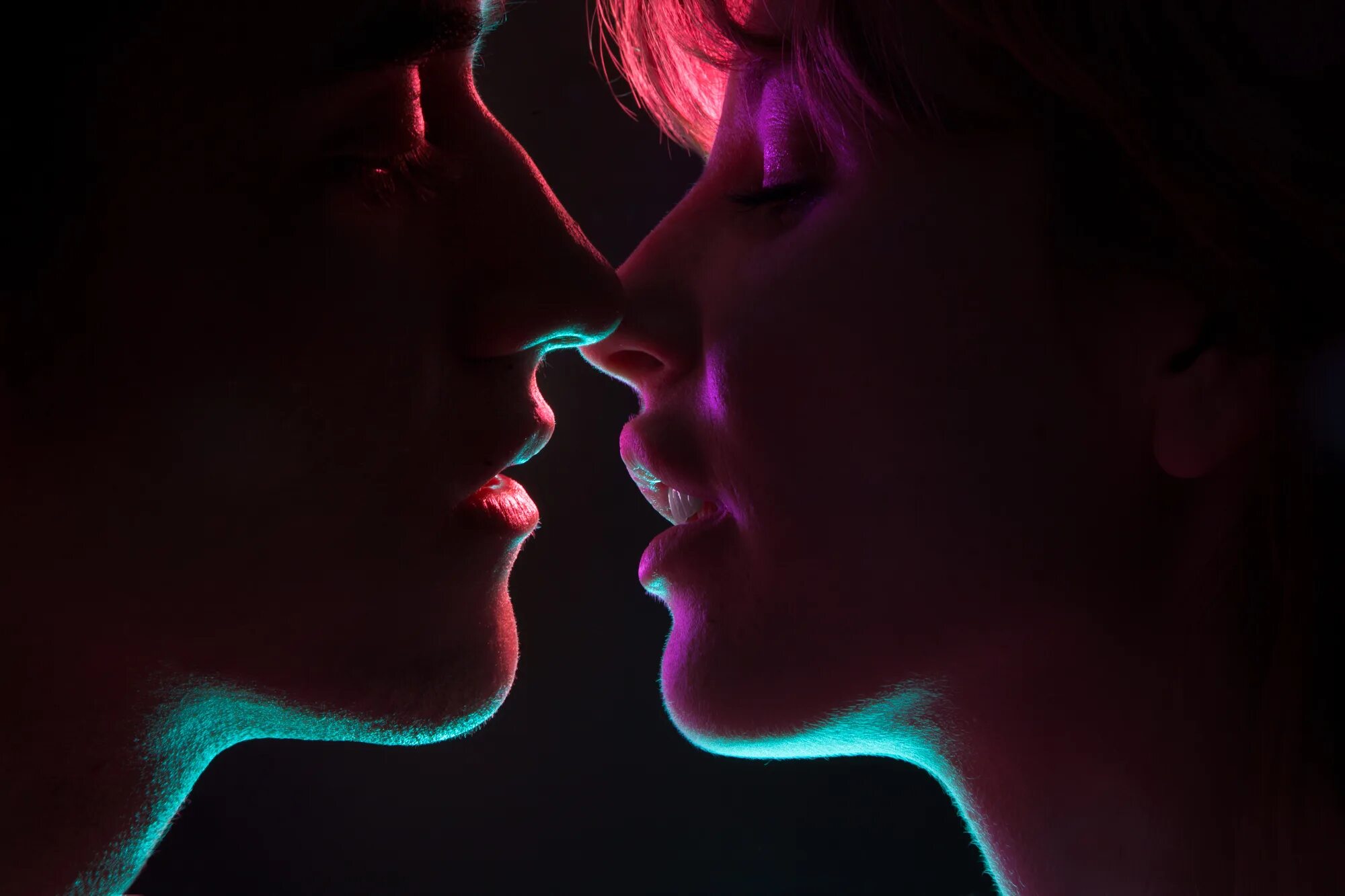 картинки влюбленных. чувственный поцелуй. нежные чувства. страстная любовь. романтика.