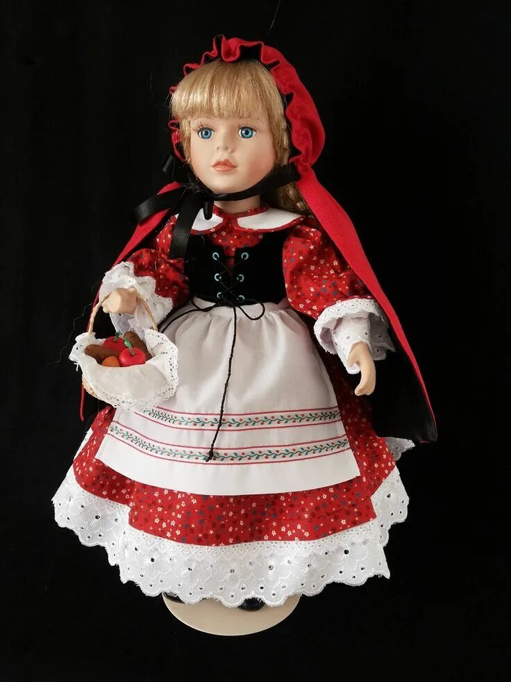 Красные куколки. Фарфоровая кукла красная шапочка. Кукла красная шапочка керамика. Кукла Могилев красная шапочка.