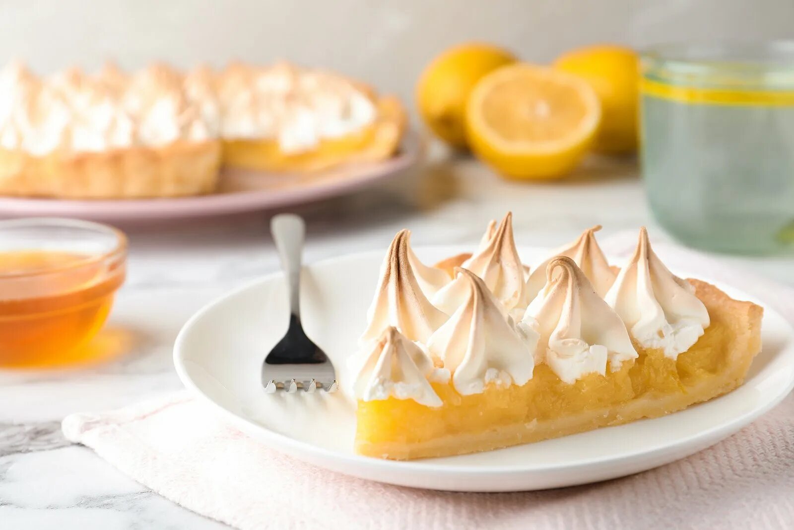 Лимонный Пай с меренгой. Лимонный меренговый пирог. Лимонный пирог с меренгой. Пай пирог лимонный с меренгой.