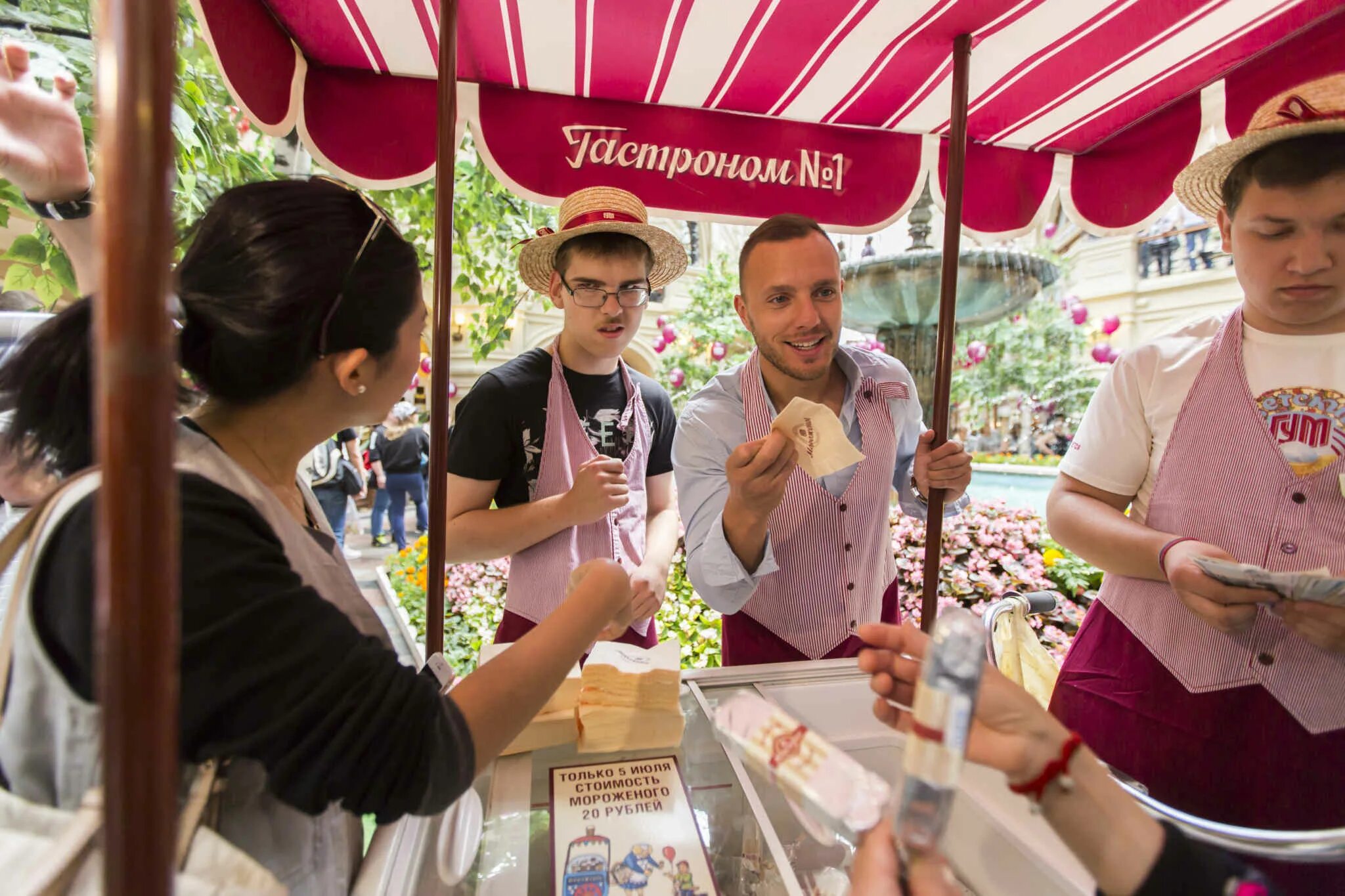 Продавец мороженого. Уличный продавец мороженого. Мороженое фотосессия. Фестиваль мороженого в москве. Дегустация сладостей.