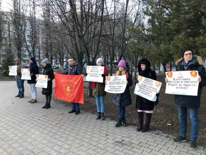 Смена правительства после выборов президента. Комсомольцы протест. Пикетирования по поводу.