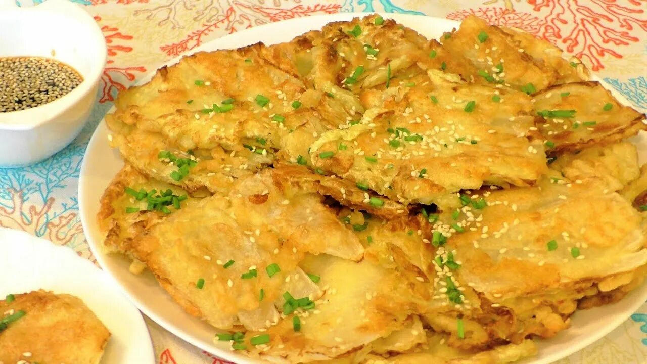 Жареные капустные листья в кляре. Пекинская в кляре на сковороде. Пекинская капуста в кляре на сковороде. Стейки из пекинской капусты на сковороде в кляре. Пекинская капуста жареная в кляре.