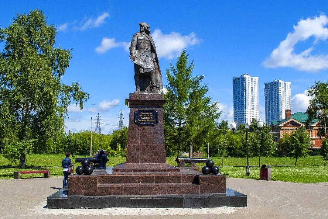 Г пермь установка. Татищев памятник в перми. памятник василию татищеву в перми. татищев василий никитич памятник в перми. памятник татищева пермь.