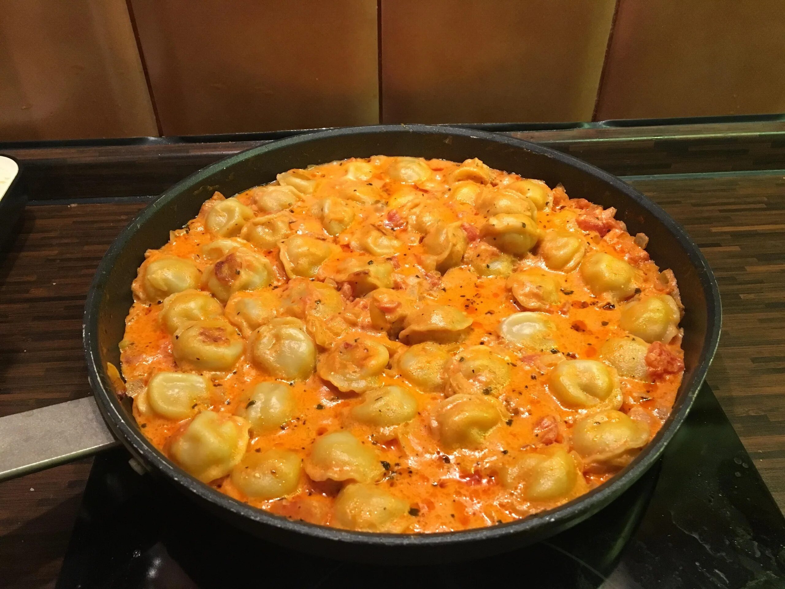 Куриное филе в сливках с овощами. Курица тушеная в томатном соусе. Тушеные помидоры. Тушеные помидоры. Паприкаш из кабачков с помидорами.